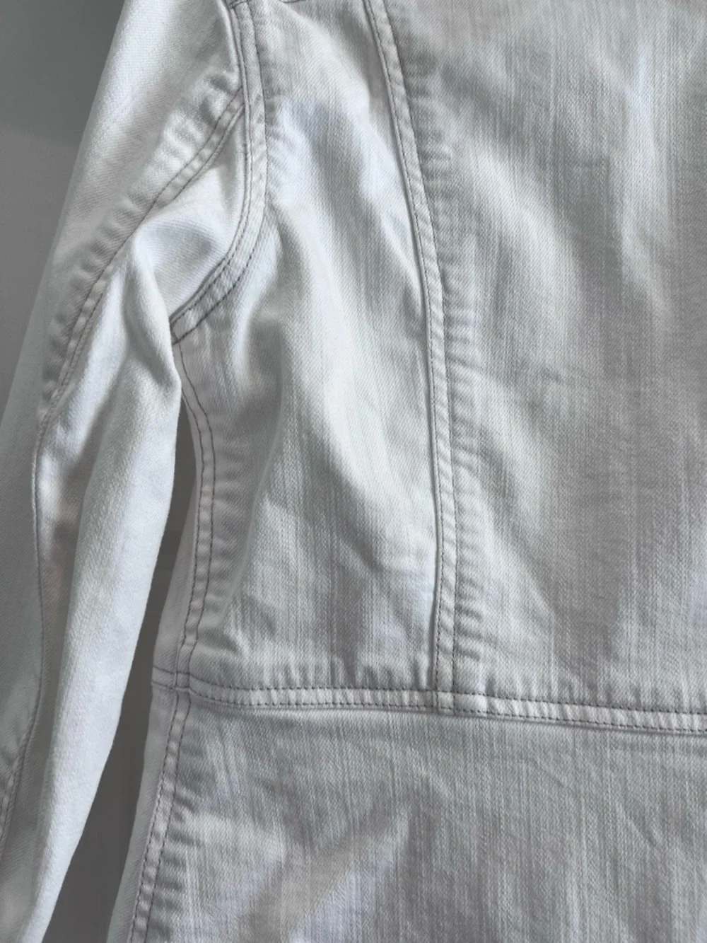 Tommy Bahama White Denim Shaped Jacket runs small - Picture 4 of 9